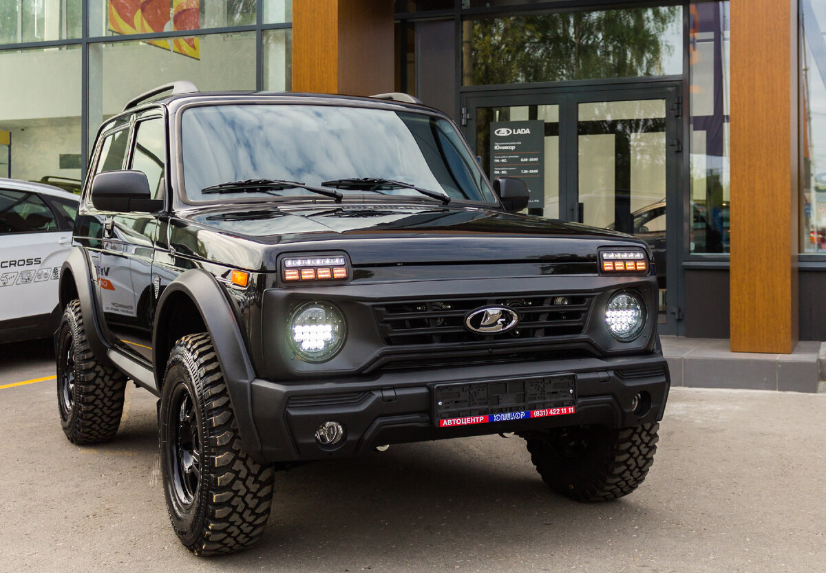 Отличия Bronto от обычных собратьев — увеличенный клиренс, другие амортизаторы, 15-дюймовые колёса с шинами MT, рейлинги, расширители колёсных арок, иные бамперы.