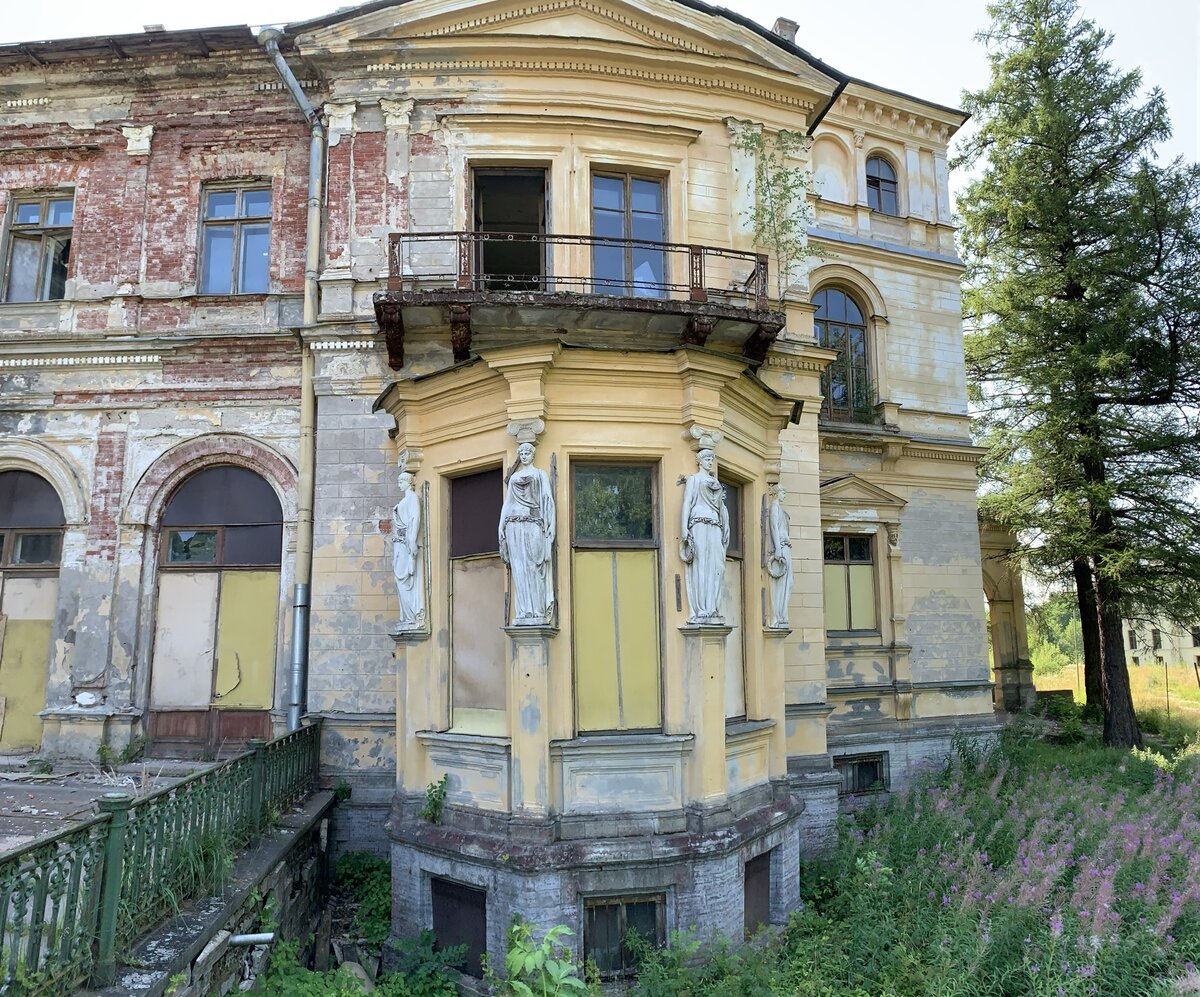 Михайловская дача в Стрельне – одна из заброшенных усадеб, построенных  Николаем I для своих детей | А что в Петербурге | Дзен