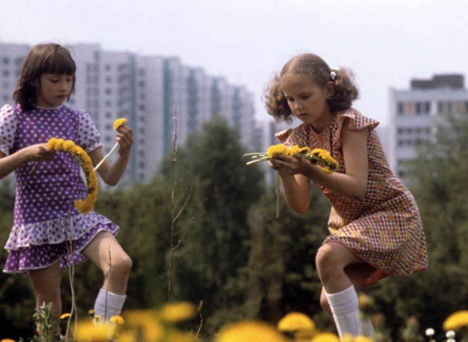 Девочки плетут венки из одуванчиков в Ясенево, Москва, 1981 год. Фото взято из открытых источников: soviet-postcards.com