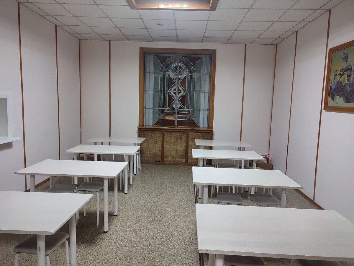 Весь зал на 8 столов легко помещается в объективе. 