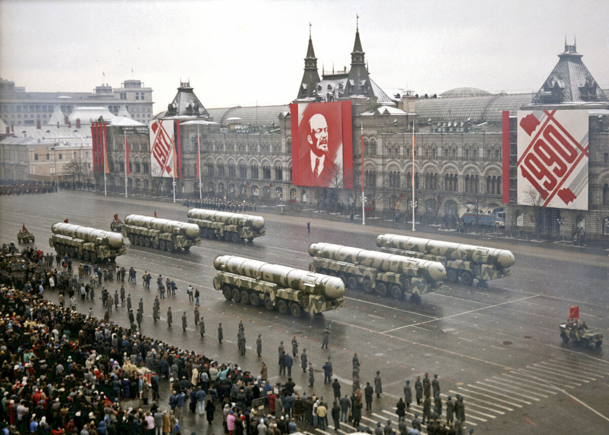 Фото праздничного парада и демонстрации 7 ноября 1990