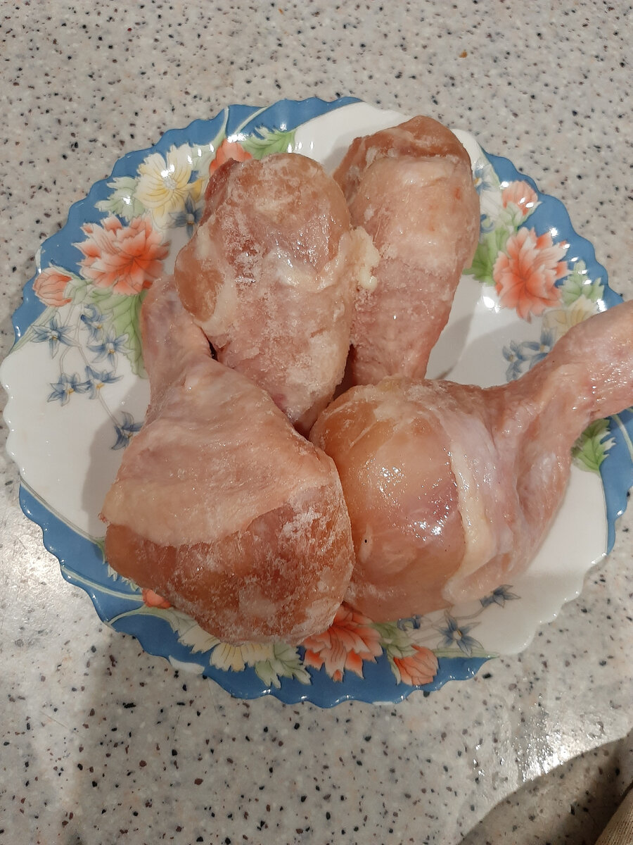 Куринные окорока. Можно брать любое мясо. Мясо нарезаем соломкой.