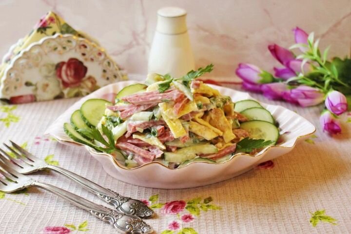 Салат из говядины, солёных огурцов и яичных блинчиков