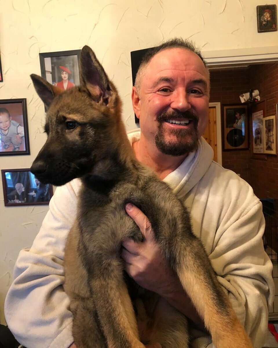 Максим Леонидов с подарком. Источник фото: www.instagram.com