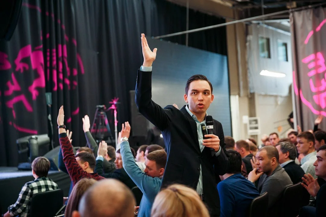 феникс биробиджан танцы. выступает в том числе и. директор капеллы санкт-петербург. толпа людей на концерте. концерт лепса в волгограде в 2023.