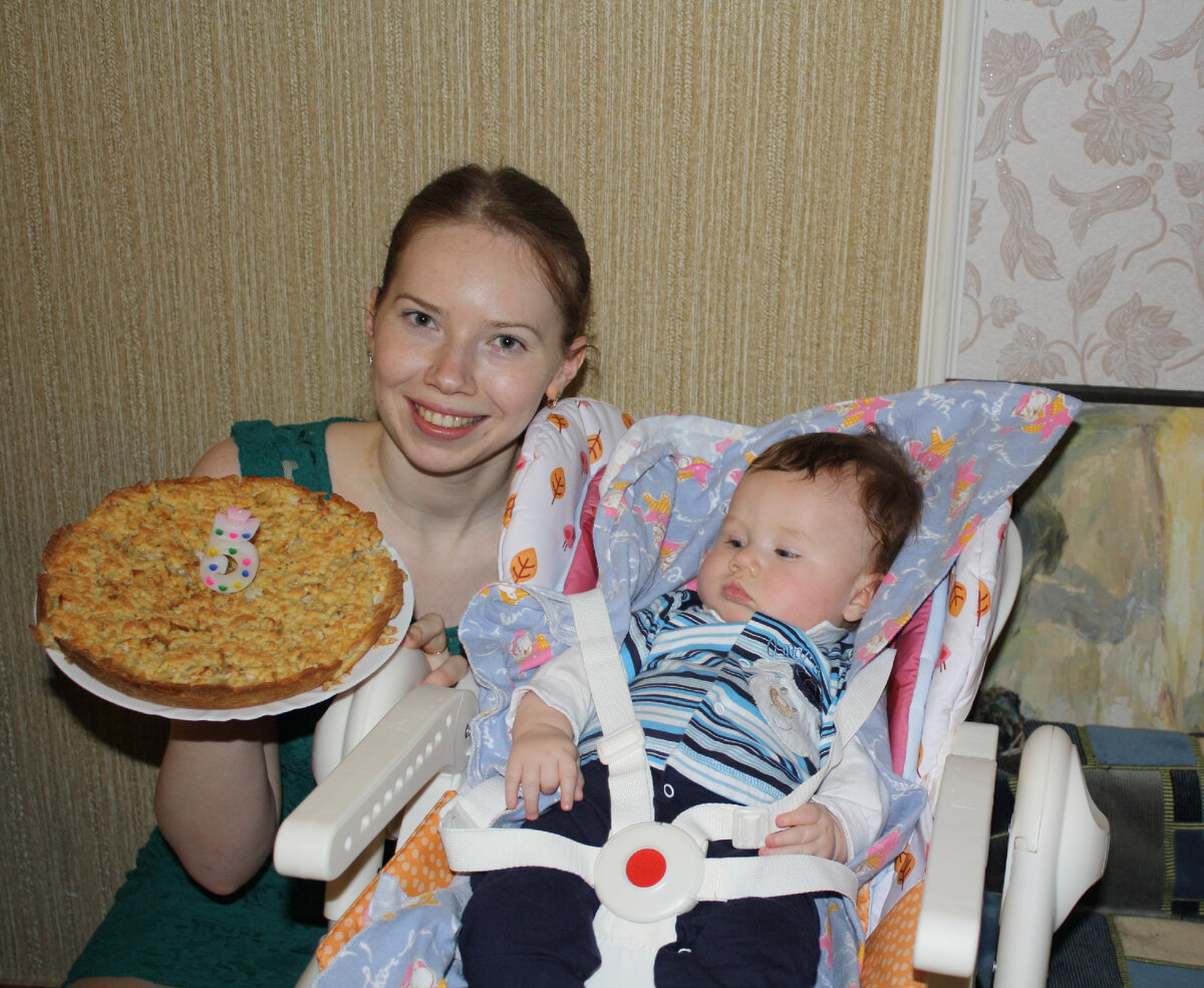 Сын довольный лежит в своём кресле, а я испекла ему пирог на 5 месяцев!