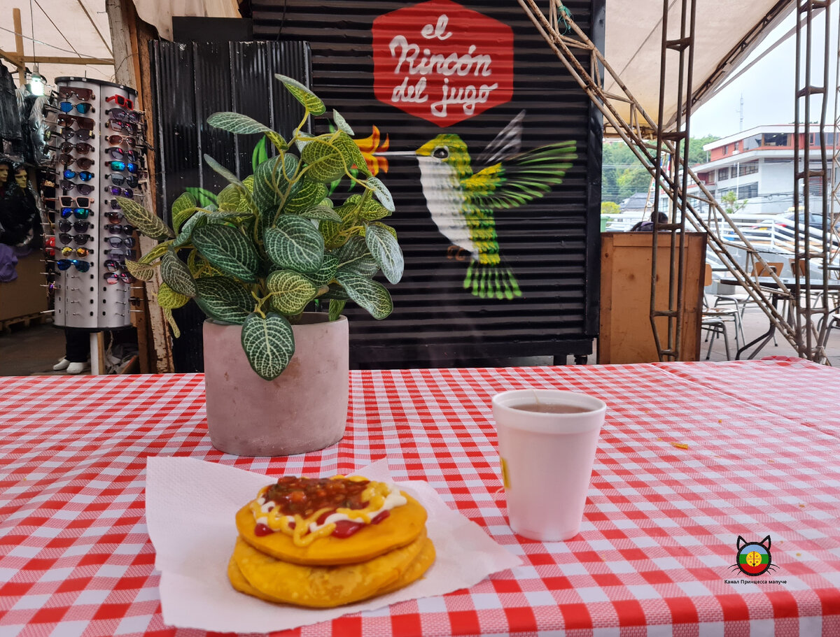 Сопайпильяс и стенд с очками напротив нашего столика