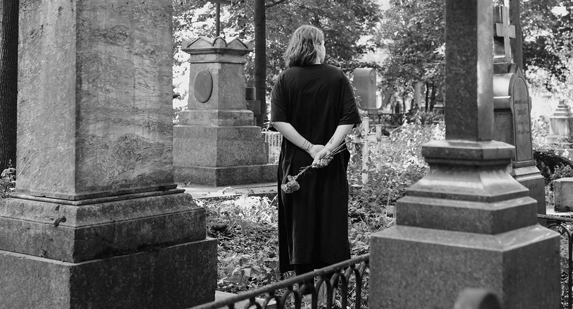 Можно ли в пост ходить на кладбище. Фотографироваться на кладбище. Фотографироваться на кладбище мистика. На фоне кладбища сфоткались.