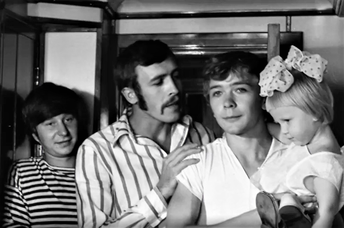 Кадр из телефильма "А пароходы гудят и уходят..." (1972)