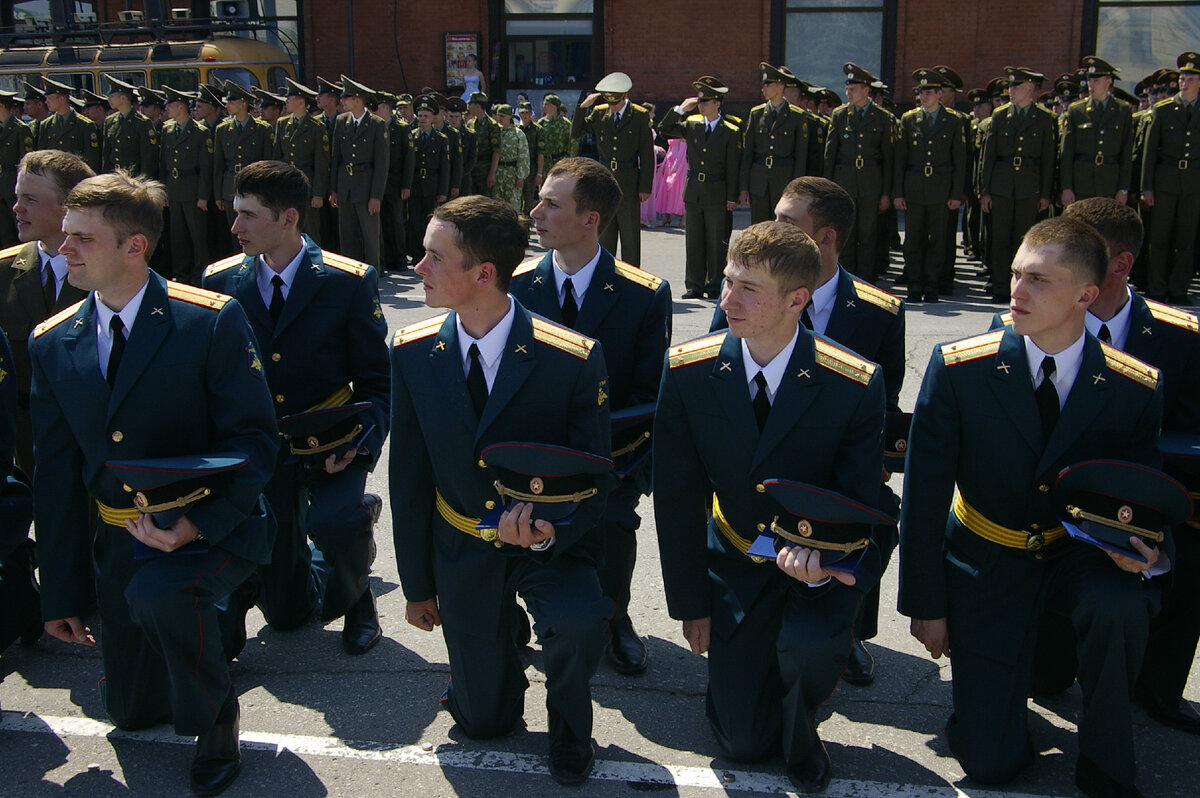 Как вам парадная форма офицеров от фельдмебеля?