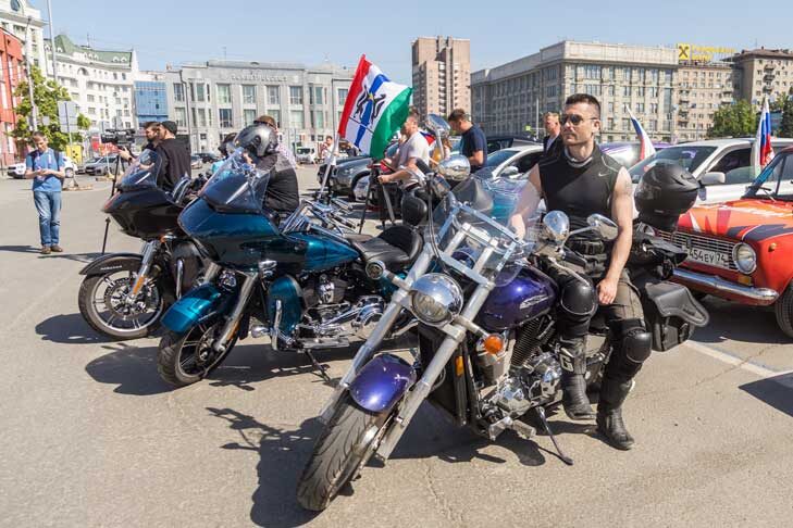    Три мотоцикла Harley-Davidson присоединились к автомотопробегу к столетию Чуйского тракта. Фото Андрея Заржецкого
