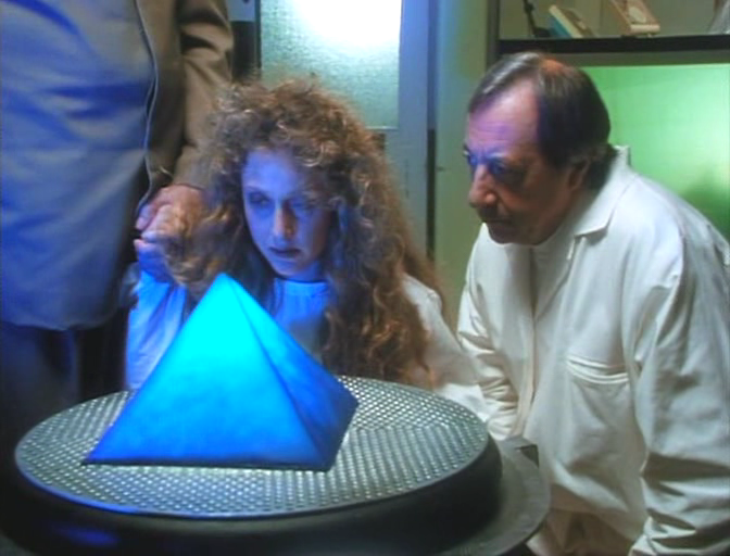 Полли и доктор Уолкот смотрят на новорожденного Пая. Кадр из фильма (источник фото: http://joyreactor.cc/post/1398889)