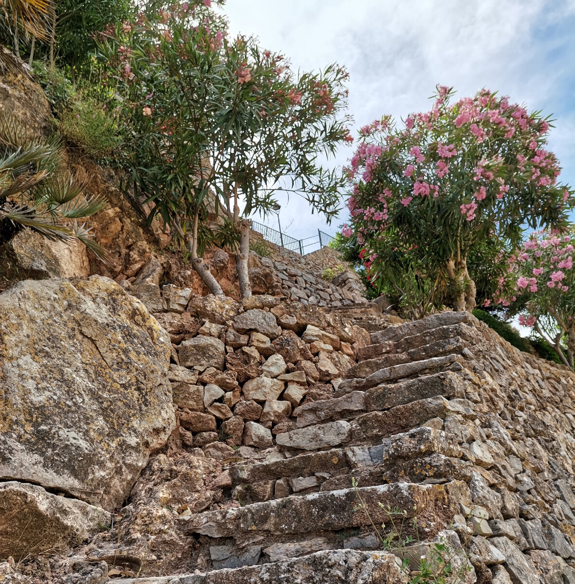 Остатки былого величия впечатляют. Сколько крови видели эти стены за восемь веков