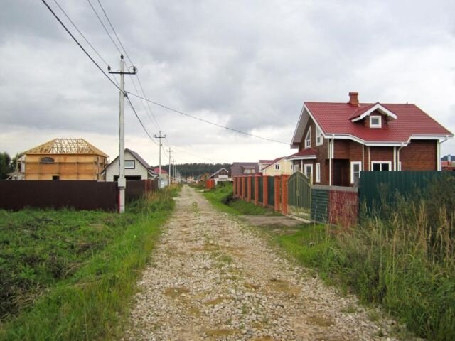 Если вы ищете участок для строительства загородного дома недалеко от Москвы в газифицированном поселке, по выгодной цене, рекомендуем обратить внимание на поселок Радужный.