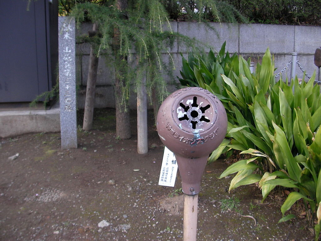 By くーさん - 20070326_164712_SANY0025, CC BY 2.0, https://commons.wikimedia.org/w/index.php?curid=40156167. Тоже приспособление для окурков. Япония, 2007 год