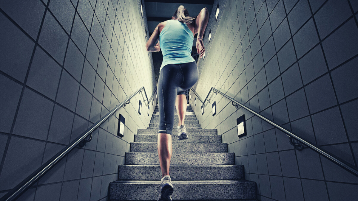 Подниматься по лестнице. Человек на лестнице. Девушка поднимается по лестнице. Человек спускается по лестнице. Бег по лестнице.