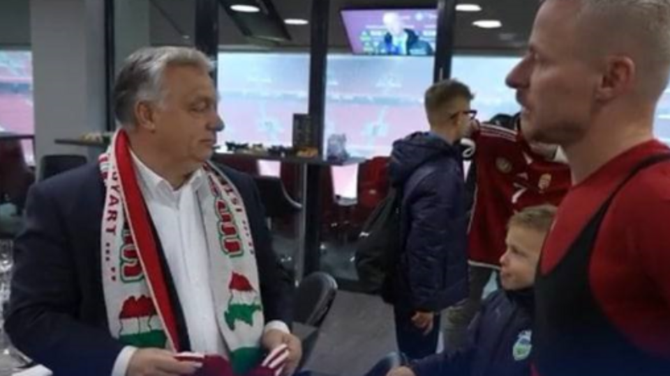     Шарф Орбана с "Великой Венгрией" переполошил Украину соцсети