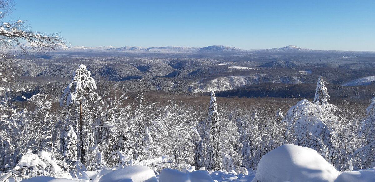 Виды зимних уральских гор с Пика Уфы.