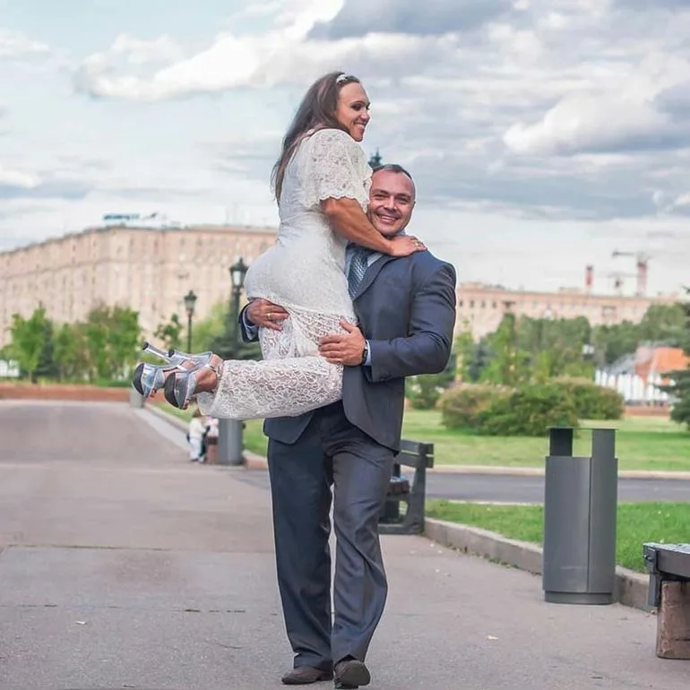 Её мужа зовут Владислав Кузнецов. Он добился почётный титул мастера спорта по бодибилдингу. Именно поэтому у него с супругой много общего.