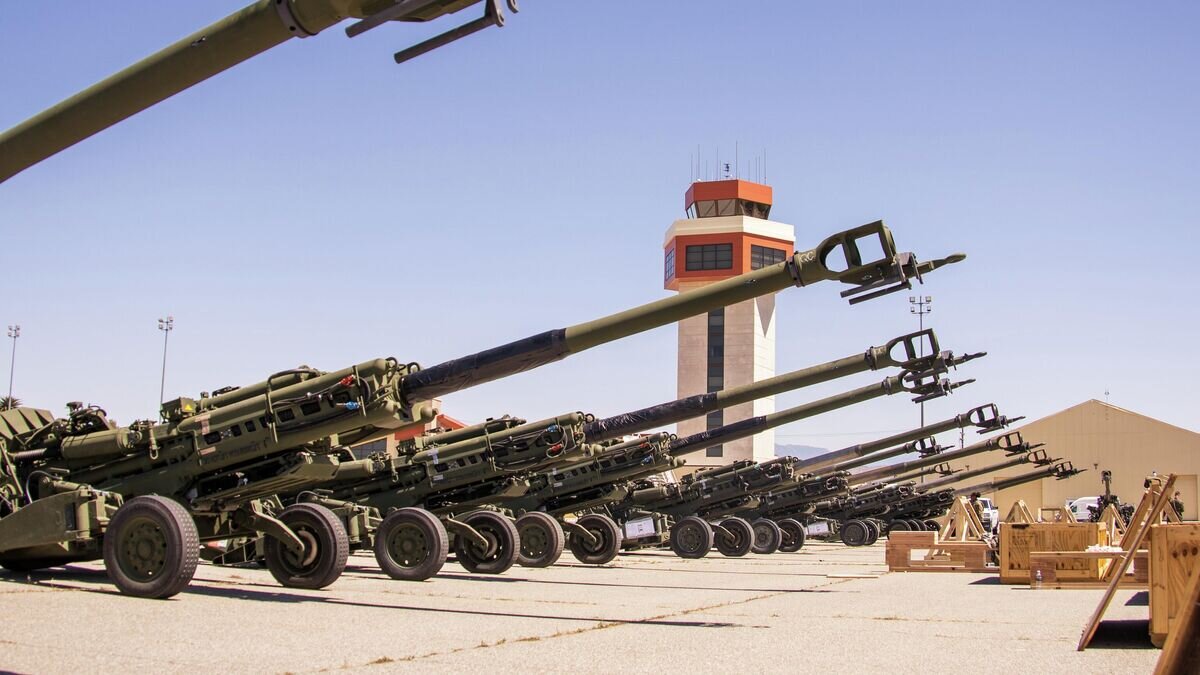    155-мм гаубицы M777 перед погрузкой на самолет для отправки на Украину на авиабазе Марч ВВС США в Калифорнии© Фото : U.S. Marine Corps / Cpl. Austin Fraley