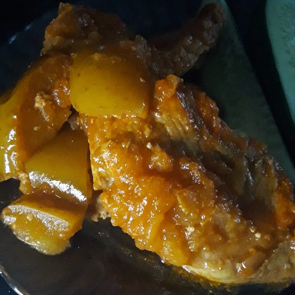 Свинина и утомленные тушением яблоки. А еще там есть огурцы