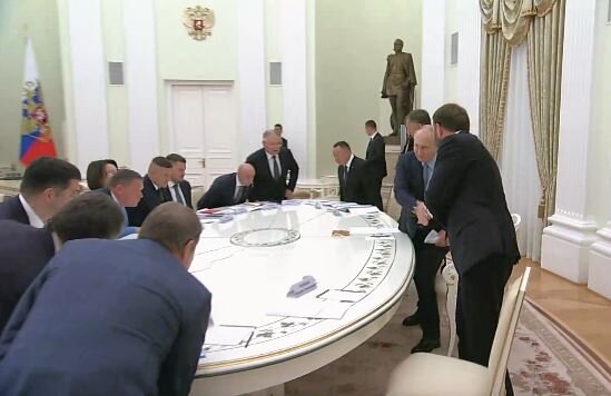Путин прибыл на заседание со строителями (кадр видео)