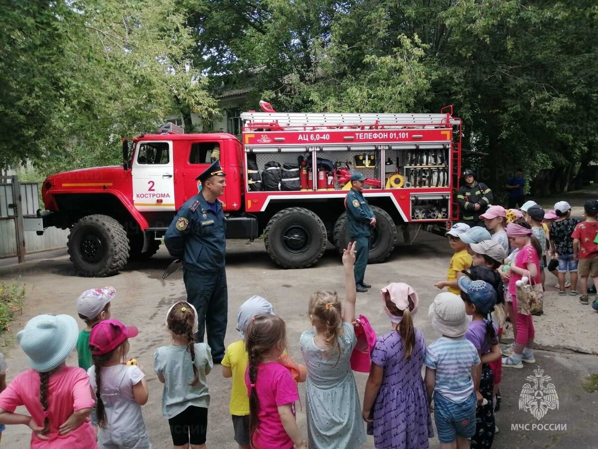 После теоретической части участники профилактического мероприятия перешли к практике. Во дворе детского сада юных костромичей поджидал настоящий пожарный автомобиль. Моментально вокруг него не осталось свободного места – так велик был интерес ребят к технике.