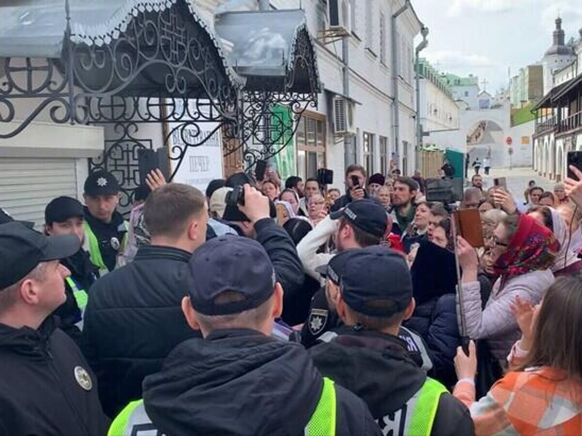    Полиция и верующие в Киево-Печерской лавре© Фото : Союз православных журналистов