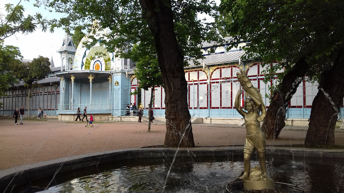 2017 год. Мальчик с фонтана отреставрирован (стал зелёным) и перенесён на новое место в фонтан с рыбками. О многолетних деревьях, уничтоженных в ходе реконструкции парка Цветник, до сих пор многие жалеют (фото автора)