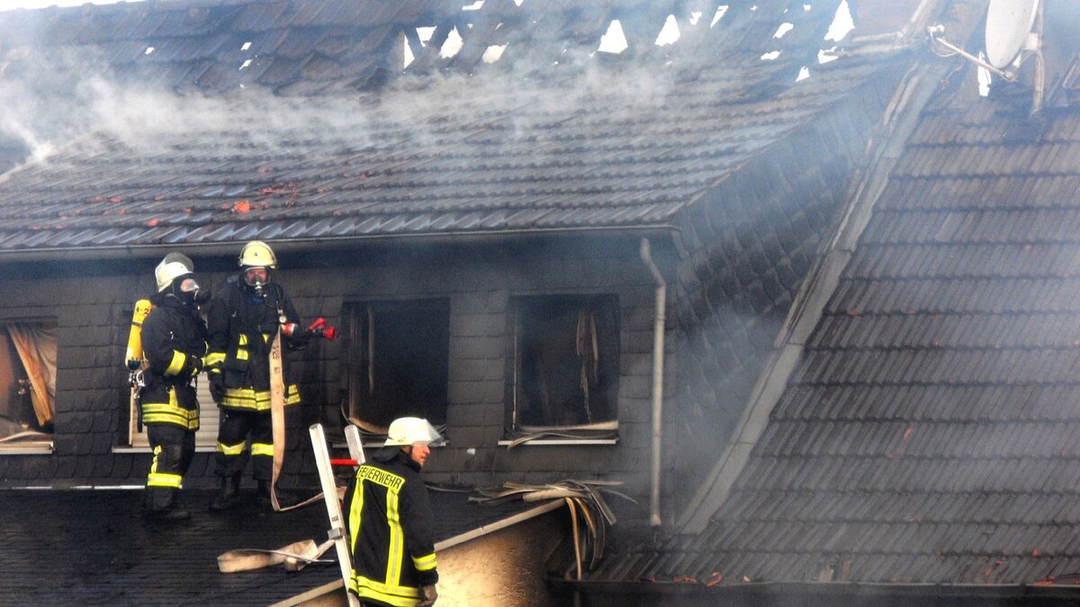     В Ростове 11 августа произошел пожар, к работам по тушению огня привлекли 12 человек, об этом сообщили в пресс-службе ГУ МЧС по Ростовской области.