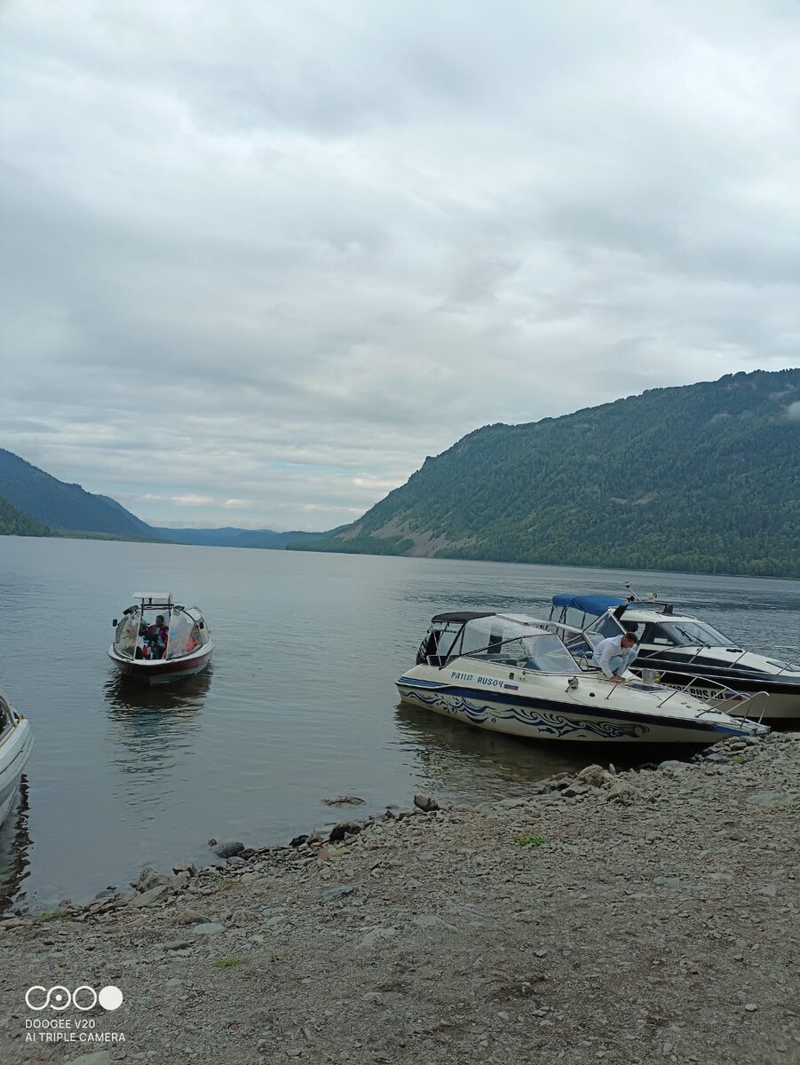 Вот на таком катере 9 человек