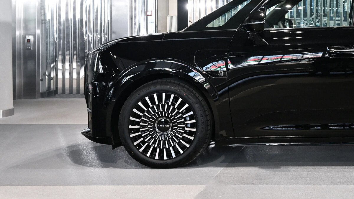 20-дюймовые колёса — опция. По умолчанию на машину ставят диски на дюйм меньше, но с абсолютно идентичным 3D-дизайном. Есть и более классический вариант с семью спицами