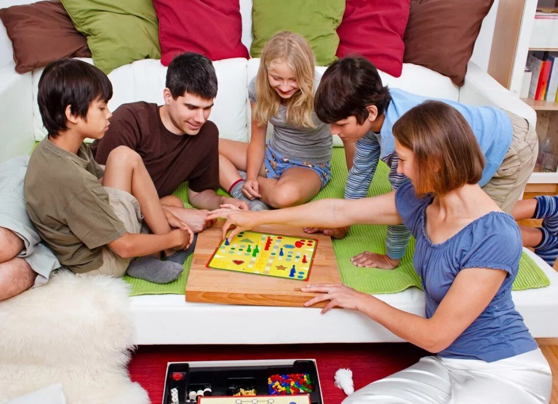 Что можно поиграть втроем в реальной жизни. Семейные игры. Игра singles 2 triple trouble. Что можно поиграть втроем в реальной жизни. Крутые игры для семьи с детьми.