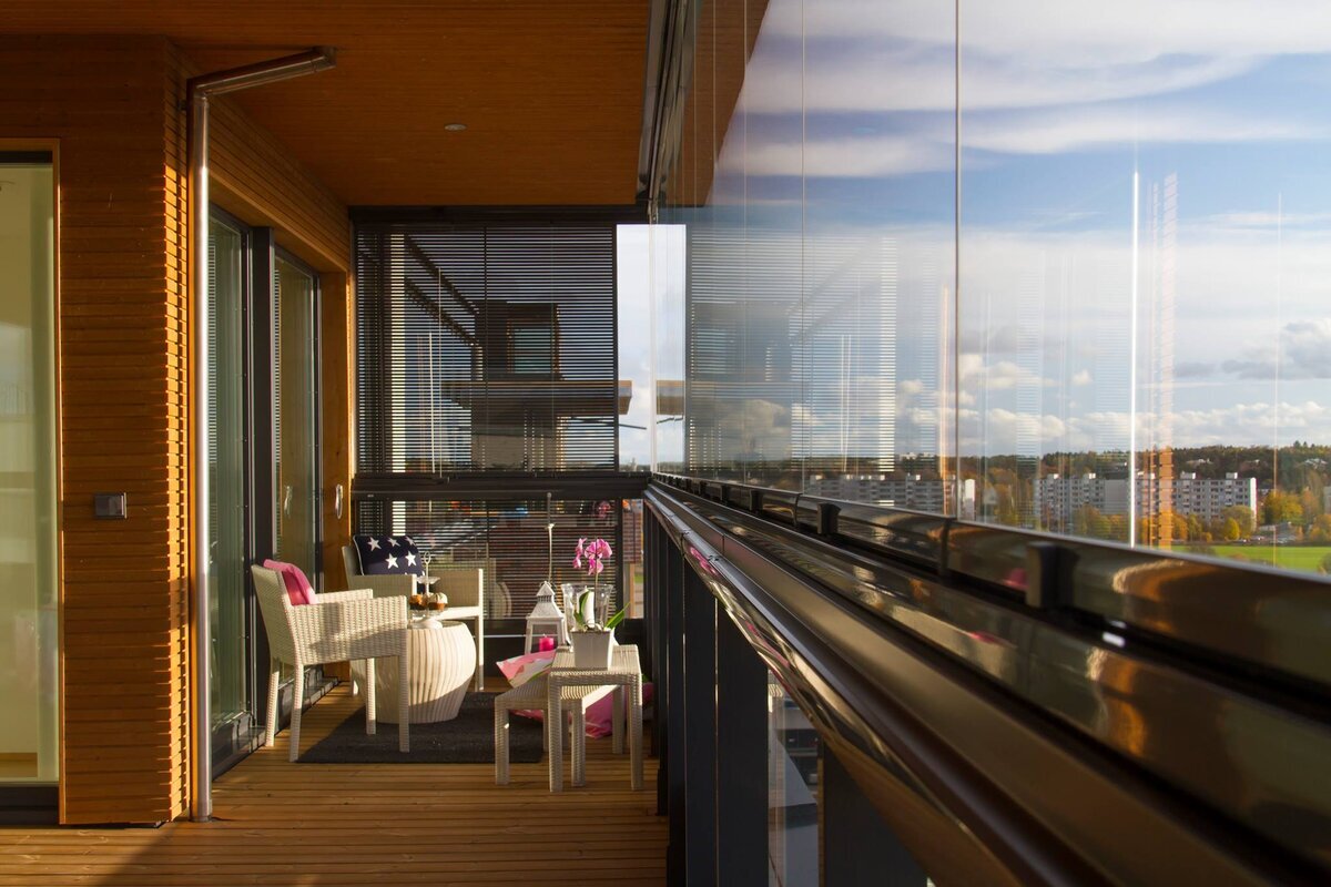 Современное остекление для балконов: легкое раздвижное