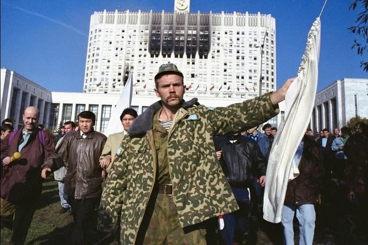 Защитники Верховного Совета РСФСР и депутаты сдаются