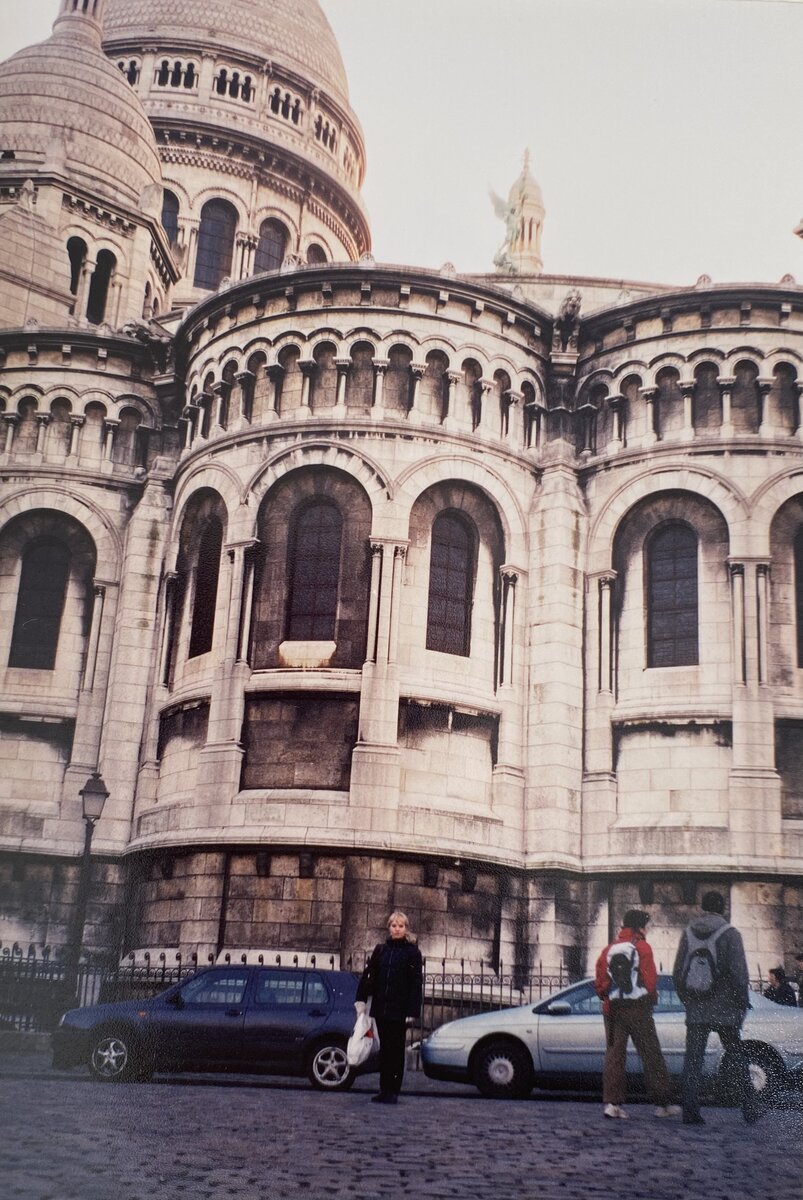 Рядом с Базиликой «Святого Сердца» (Сакре - Кёр) есть отличная смотровая площадка с потрясающим видом на панораму Парижа. 