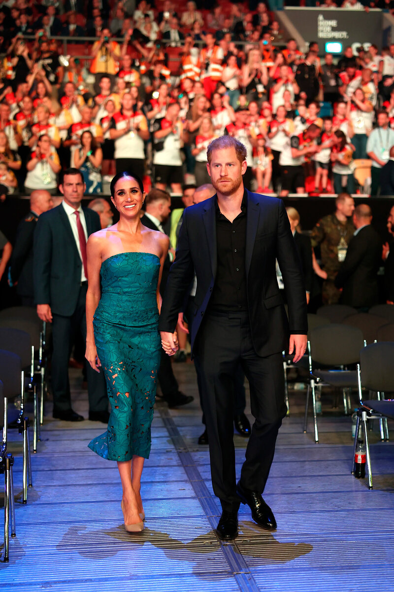 То самое "павлинье" платье. Источник фото: www.marieclaire.ru