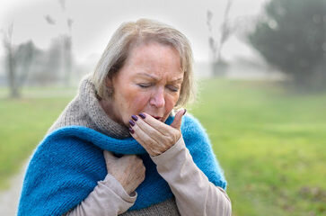 Инфильтративный туберкулёз лёгких — это одна из форм вторичной инфекции, развивающаяся у пациентов, уже перенесших закрытый или очаговый вид болезни в прошлом. От других форм заболевания он отличается тем, что в очагах инфекционного процесса происходит омертвение легочной ткани с выделением большого количества экссудата. Это приводит к ярким клиническим проявлениям: симптомам тяжелой интоксикации организма, сильному кашлю с выделением большого количества мокроты и выраженной дыхательной недостаточности. При отсутствии адекватной терапии патологический процесс распространяется за пределы респираторной системы.