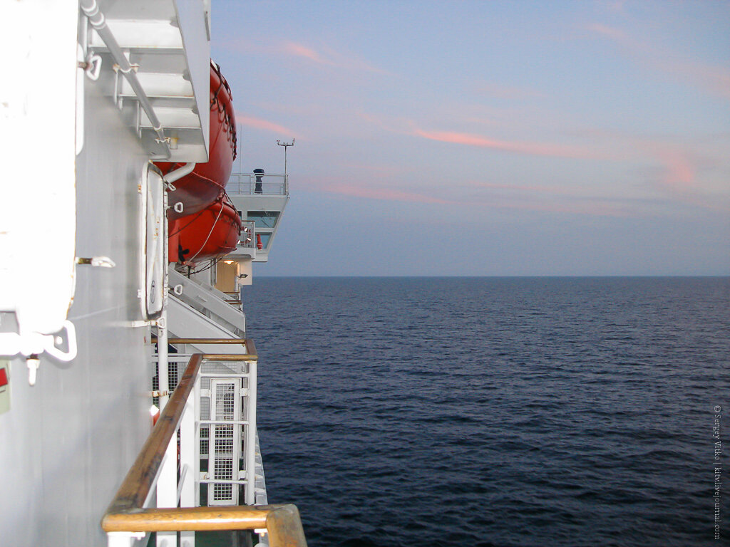  
Было время, когда между Санкт-Петербургом и Балтийском ходил известный пассажирский паром "Георг Отс". Ходил регулярно, и к сожалению часто полупустым. Об одном из таких рейсов я и хочу рассказать.
