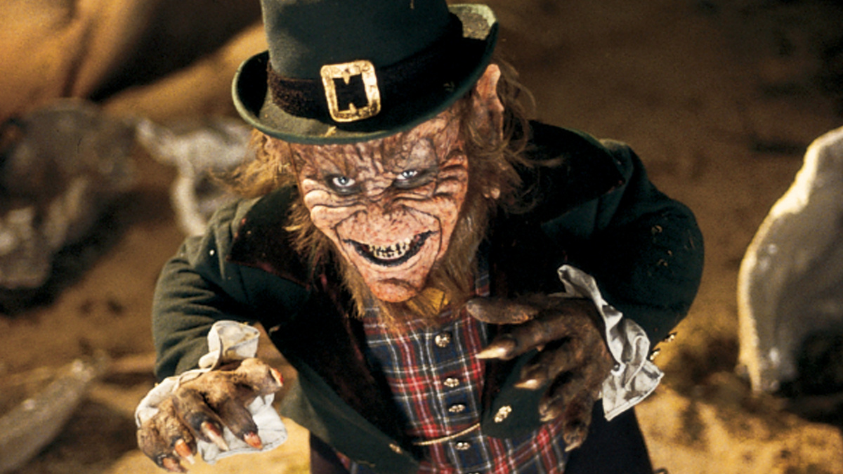 Рядом с кустом что-то стояло неподвижно и смотрело в нашу сторону. Это был чей-то силуэт, похожий на человеческий, но очень маленький, полметра – максимум. Мы смотрели на него и старались не шевелиться. Вдруг карлик сделал шаг в нашем направлении.