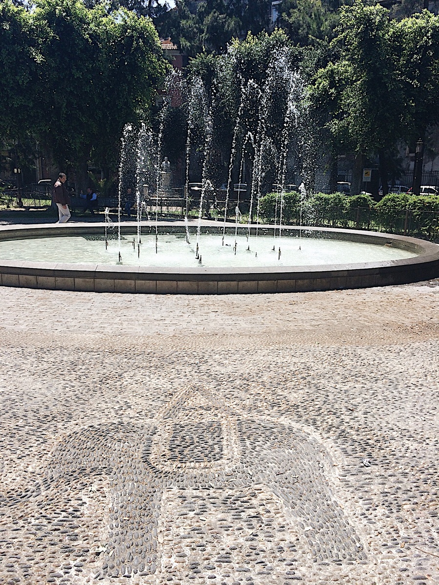 Слон в Катании - везде!