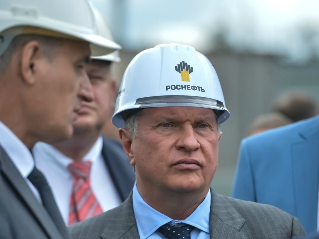 Начальники управлений роснефти. Сечин в каске Роснефть. Игорь Сечин в каске. Каска Миллера Сечин Газпром. Каска Роснефть