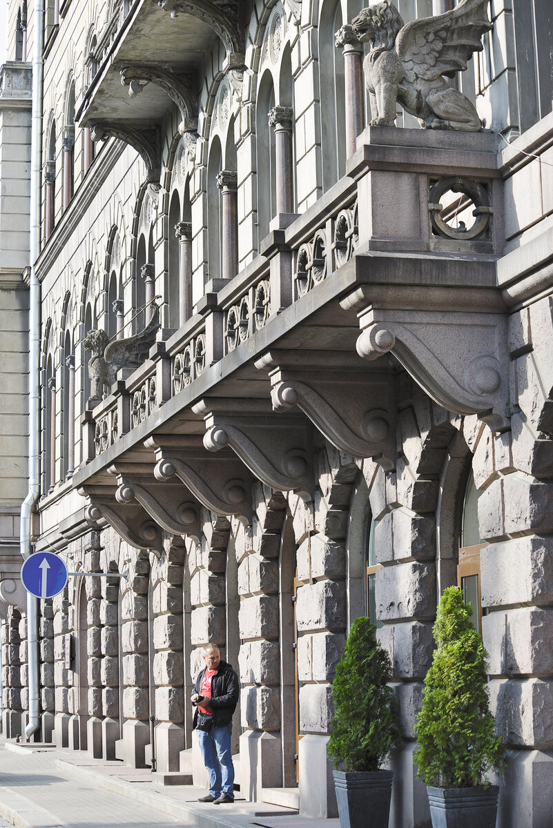 Здание Объединенного банка Северных стран отличает тяжелое величие