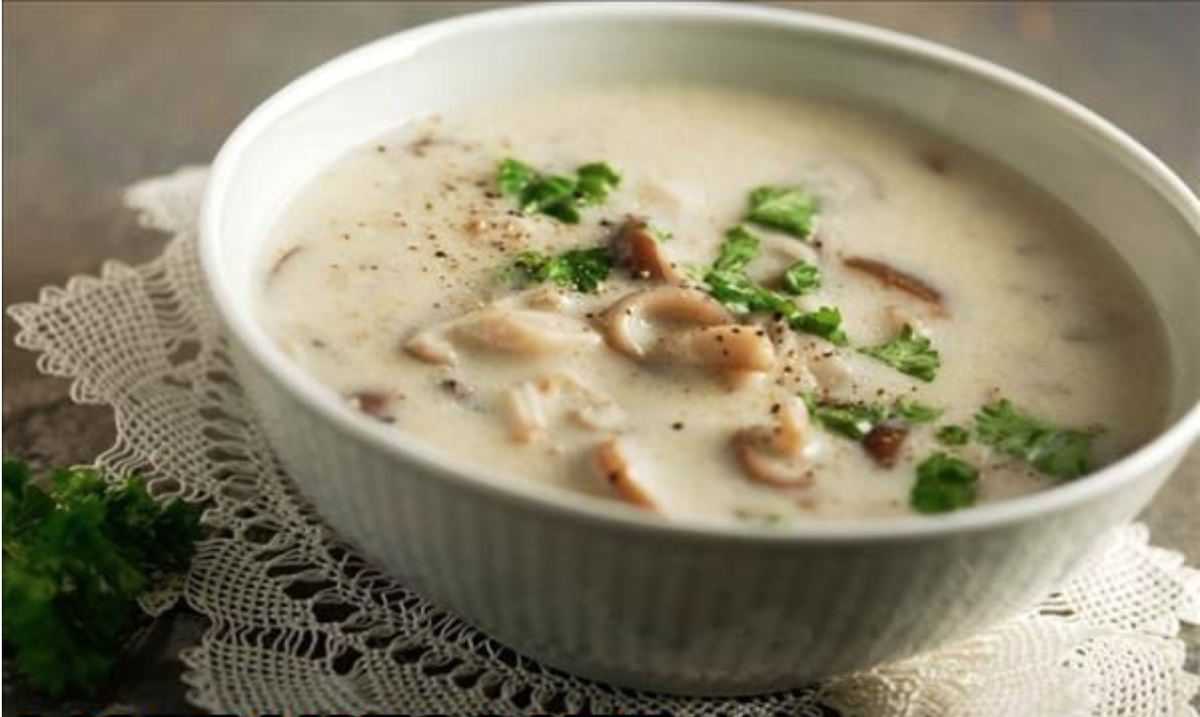 гречка — 120 гр.
лук — 1 шт.
сливки высокой жирности (от 25%) — 230—250 мл.
отфильтрованная вода — 2,1 л.
курица (филейная часть) — 0,45—0,5 кг.
сельдереевые стебли — 1,5 шт.
грибы (лучше шампиньоны) — 0,25 кг.
морковка — 1 шт.
Так как сварить гречневый суп можно не только с курицей, но и добавлением грибов, имеет смысл присмотреть к такому сливочному рецепту!

1. Вскипятите воду, проварите в ней курицу 5 минут и вылейте первый бульон. Теперь залейте мясо горячей водой, тогда суп получится прозрачным и полезным.

2. Томите птицу 50 минут, затем извлеките, порубите кусочками и опять закиньте в суп. Приготовьте зажарку из нарезанного сельдерея, натёртой морковки и порубленного лука. Отправьте поджарку в бульон.


 
3. Поскольку суп готовится из гречки с курицей и шампиньонами, грибы необходимо вымыть, нарезать вдоль ножки и пожарить на масле. Когда они потеряют в объёме, переместите их в суп к остальным составляющим.

4. Сюда же добавьте промытую и прокалённую на сковородке гречневую крупу, засеките время. Через 30 минут посолите и приперчите супчик, введите сливки. Через треть часа выключайте плиту, подавайте с зеленушкой.