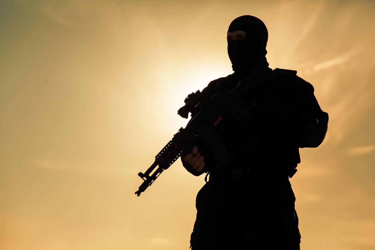 Террорист. Террористы фон. Солдат на фоне заката. Террористы обои. Терор 2024