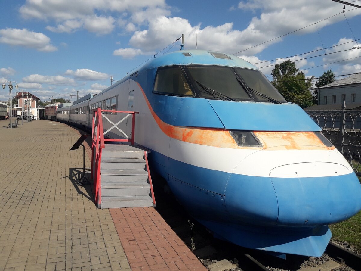 Высокоскоростной поезд: Сокол-250 который по техническим недостаткам так и не эксплуатировался (см. фото выше)