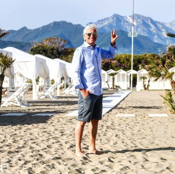 Олег Тиньков на личном пляже в Форте-деи-Марми