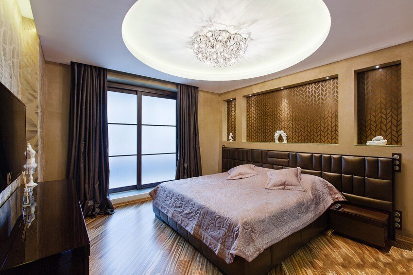 Дизайн натяжного потолка в спальне: примеры с фото
