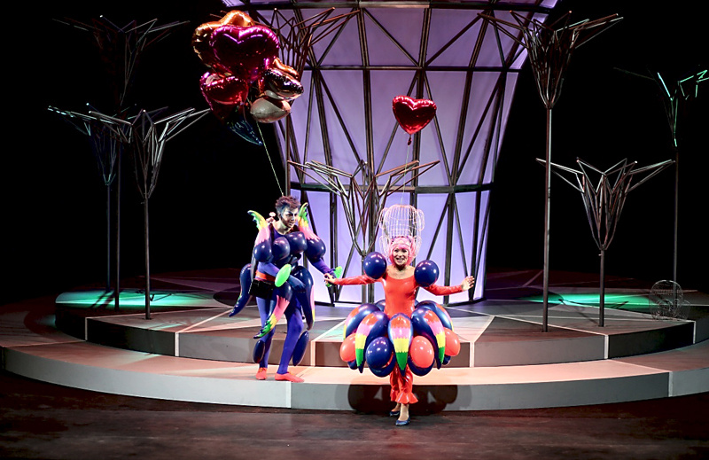 Первой премьерой сезона в «Геликон-опере» стала моцартовская «Волшебная флейта». Последний шедевр гения в московском театре решили представить в двух вариантах — ​для взрослых и для детей.