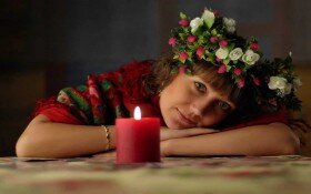 Большинство людей мечтает о домашнем уюте и создании собственной семьи. Но очень часто случается так, что у мужчины или у женщины не получается выстраивать отношения с представителями противоположного пола. В некоторых случаях следует задуматься о магическом воздействии – венце безбрачия, который действительно может стать причиной того, что человек не может связать себя брачными узами. 
Существует два вида венца безбрачия: наследственный и действующий после магического вмешательства недоброжелателя либо соперника. Бывает так, что его воздействие перенаправляется на потомков человека, подвергшегося такому негативному влиянию. Перед тем как снять венец безбрачия, нужно обязательно определить, действительно ли он имеет место и какова причина его появления. Конечно, для того, чтобы избавиться от него, лучше всего обратиться к профессионалу . Но если такой возможности нет, можно попытаться сделать это самостоятельно